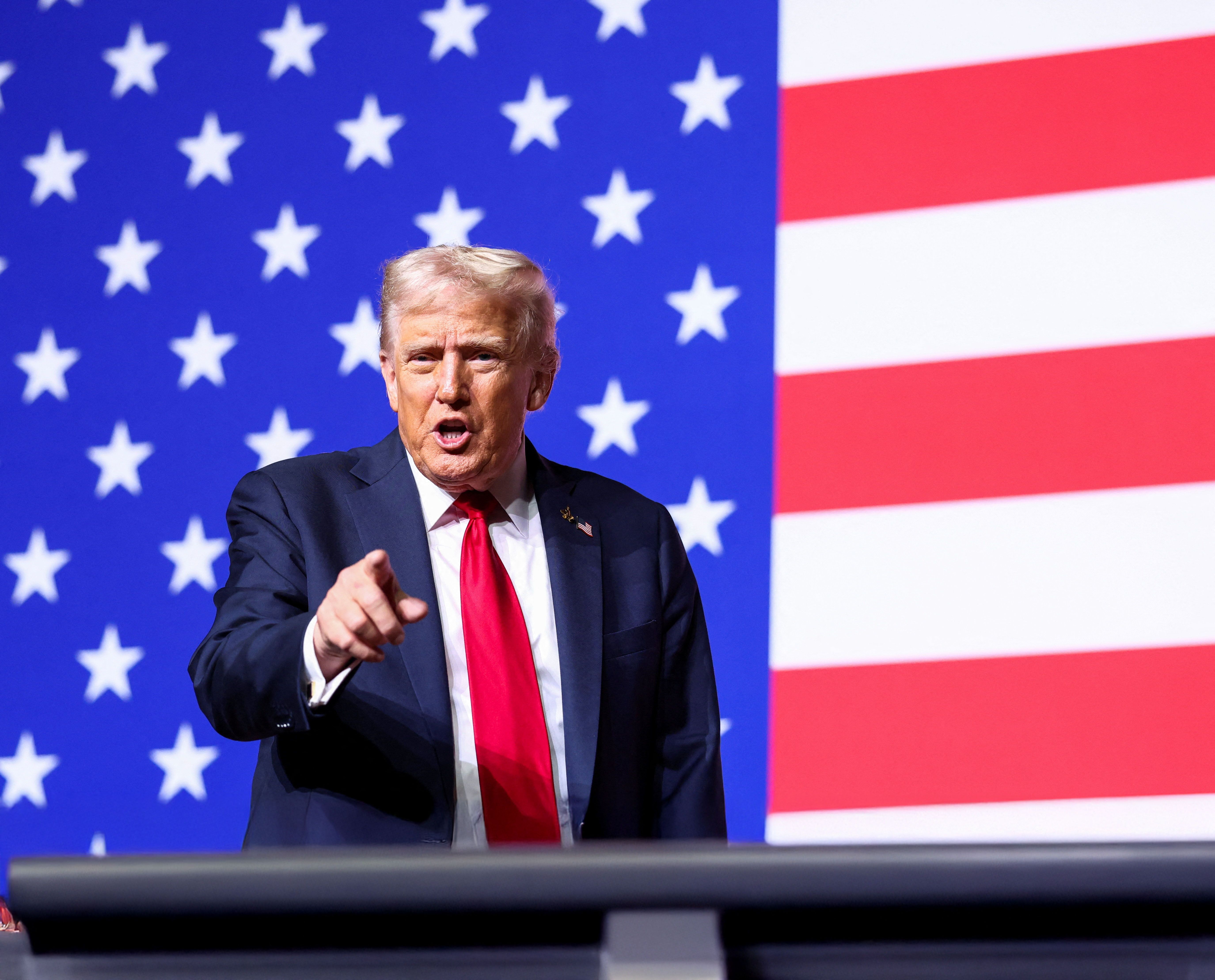 ترامپ: شاید از دیه‌گو گارسیا و فرفورد برای مهار ایران استفاده کنیم