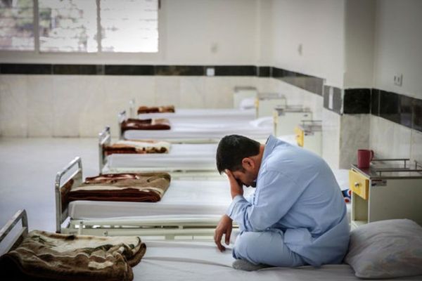 "هم ميهن": المستشفيات في إيران ترفض استقبال المرضى النفسيين إلا بوجود مرافق أو شرطي