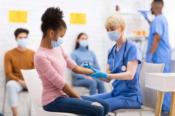 بیش از ۱۹۶ میلیون نفر در آمریکا به طور کامل در برابر کرونا واکسینه شدند