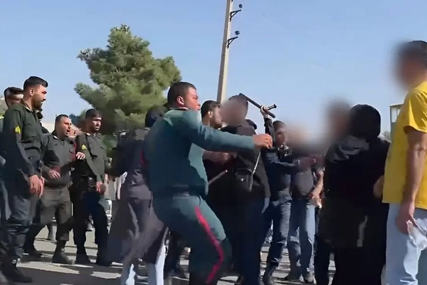 الشرطة الإيرانية تعتدي على أقارب معتقلي الذكرى السنوية الأولى لمقتل مهسا أميني
