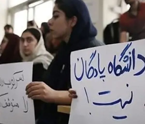 الداخلية الإيرانية: الأساتذة المفصولون يعانون من ركود علمي.. ووزارة العلوم تصرفت بشكل ثوري