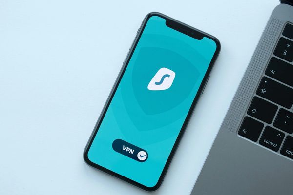 انتقاد معاون وزیر ارتباطات از فیلترینگ و فیلترشکنها: موبایلها تبدیل به «زامبی» شدهاند