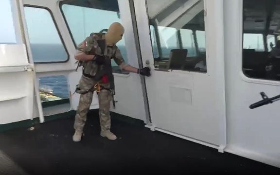 سپاه پاسداران اولین تصاویر چگونگی توقیف دو نفتکش یونانی در خلیج فارس را منتشر کرد