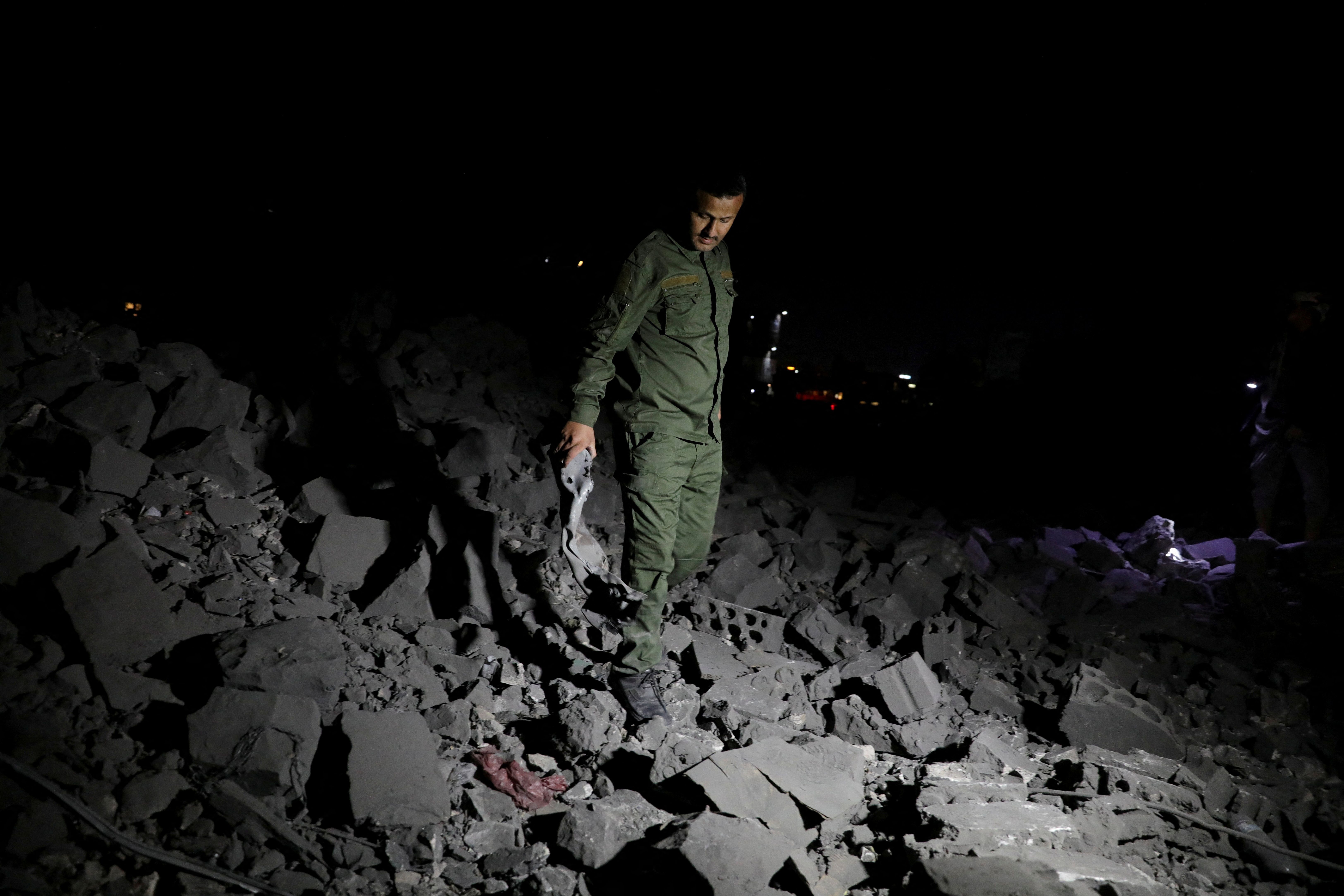 ویرانی‌های برجا مانده از حملات هوایی آمریکا به مواضع حوثی‌ها، صنعا، چهارم فروردین