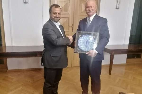 Iran Vows To Export Medicines To Hungary Amid Serious Shortages