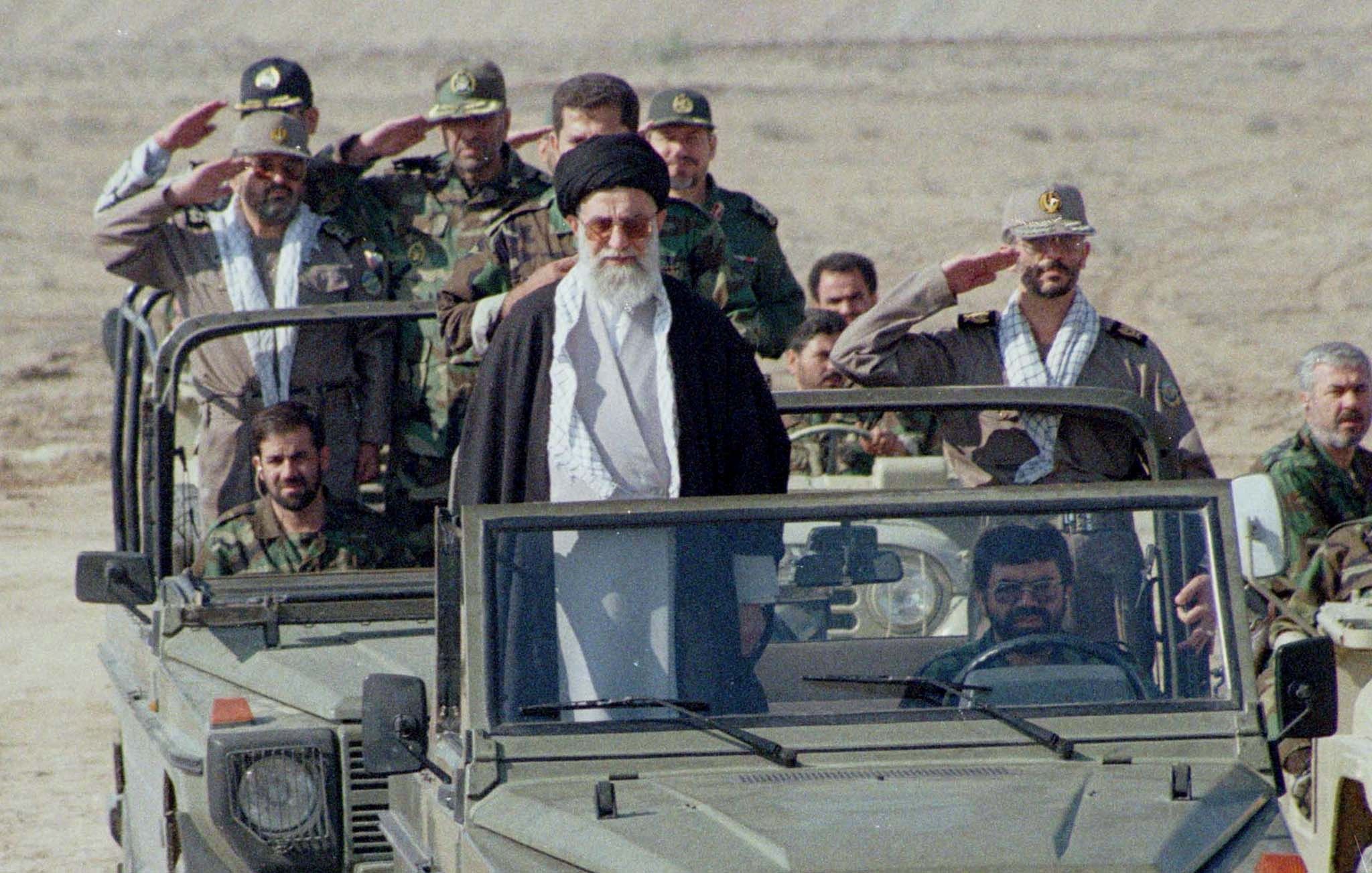 خامنه‌ای؛ رهبری با عینک نظامی و امنیتی