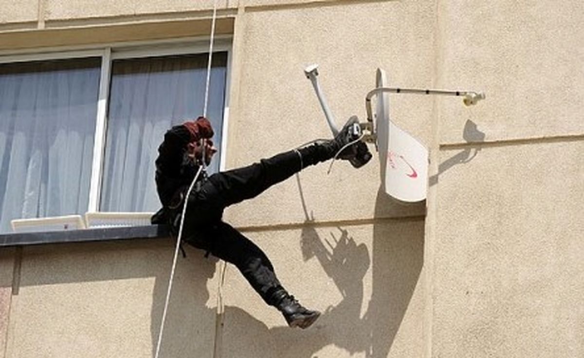 Islamic Republic’s police forces removing satellite dishes from buildings in Tehran  