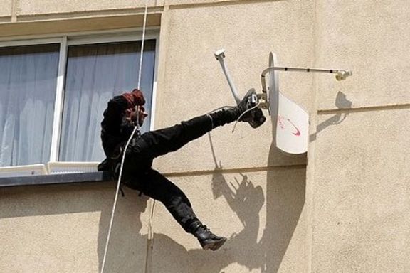 Islamic Republic’s police forces removing satellite dishes from buildings in Tehran