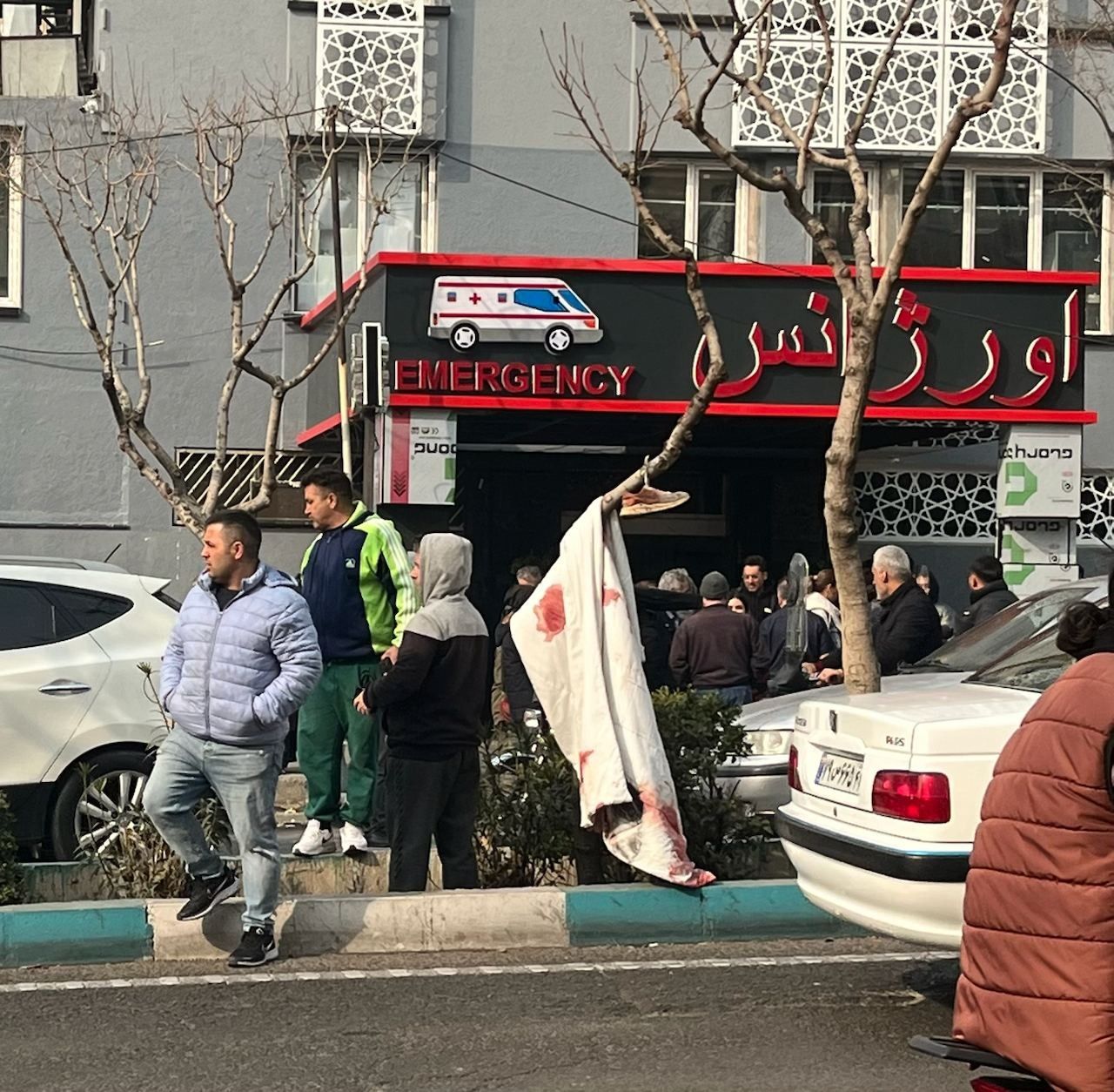 لباسهای خونین مجروحان روبروی بیمارستان