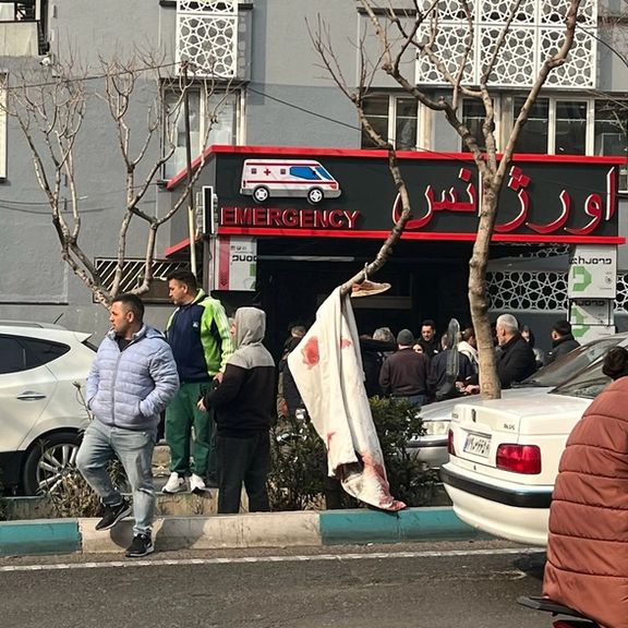 لباسهای خونین مجروحان روبروی بیمارستان