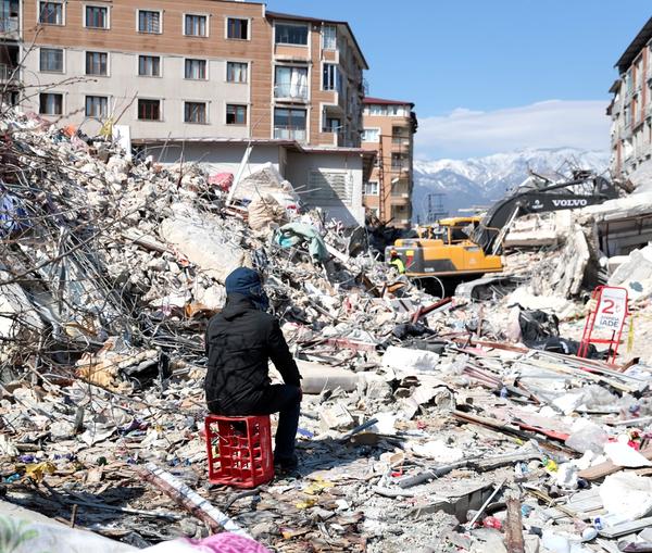 ۸ روز پس از زلزله؛ خارج شدن فردی زنده از زیر آوار، ۴۰ هزار کشته و پایان عملیات نجات 