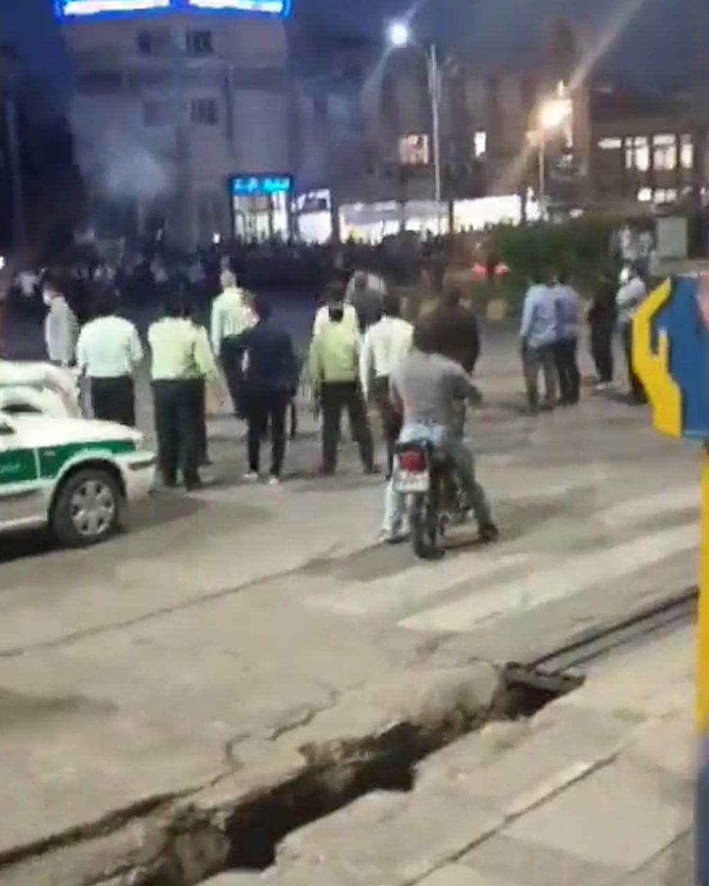 ادامه اعتراضات ضدحکومتی در ایران همراه با شعارها علیه علی خامنه‌ای و ابراهیم رئیسی