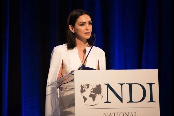 ناشطة حقوقية: النظام الإيراني بلغ نهايته ويحاول الاحتماء بـ "رداء القومية"