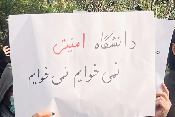 خلال 5 سنوات.. حوالي 1500 أستاذ جامعي هاجروا من إيران