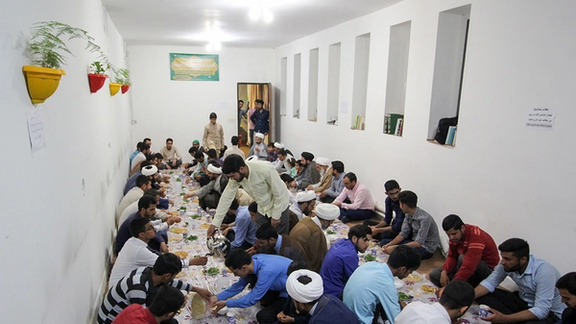 نمایندگان مجلس خواستار تحقیق درباره کمک دو میلیون تومانی حسن روحانی به طلبهها شدند