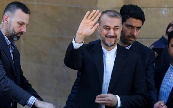 سياسيون لبنانيون: زيارات وزير الخارجية الإيراني أشبه بـ "دبلوماسية المسرحيات"