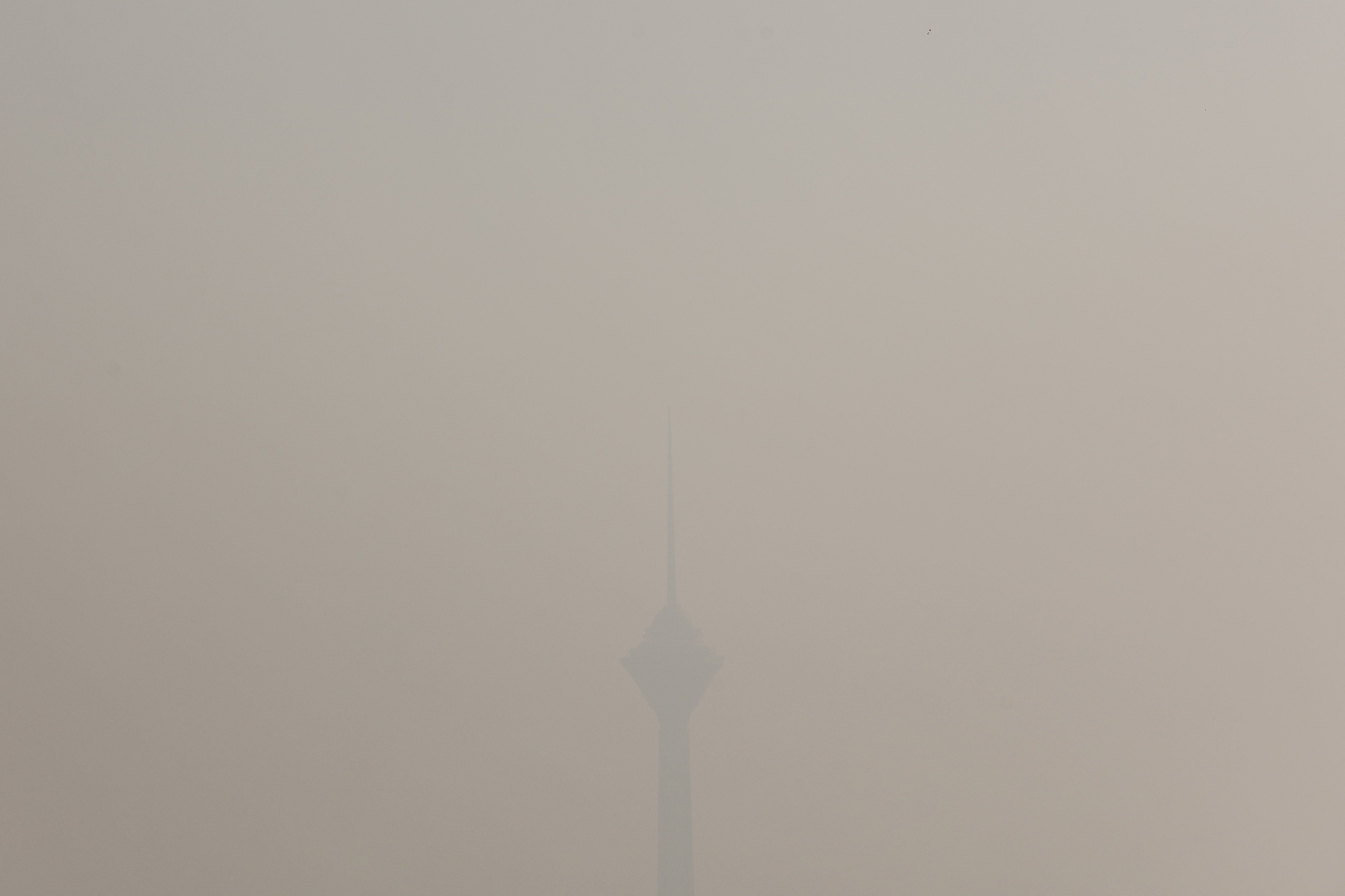 برج میلاد در دود و آلودگی گم شده است