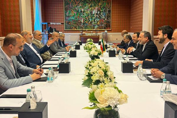 وصف إسرائيل بـ "عدو المنطقة".. وزير خارجية إيران يلتقي أمير قطر وقادة "حماس" في الدوحة