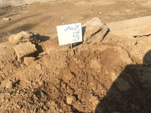 Rahnavard's grave with a hand-written marker