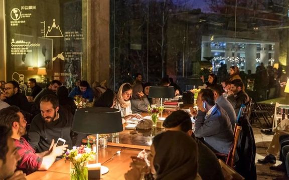 إيران بين الاحتفال والقمع.. الحظر يطال المقاهي و"ماركات الملابس"