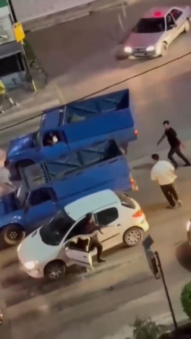 الشرطة الإيرانية تحقق في فيديو لاشتباك مسلح بـ "الكلاشينكوف" بأحد شوارع "تشالوس"  