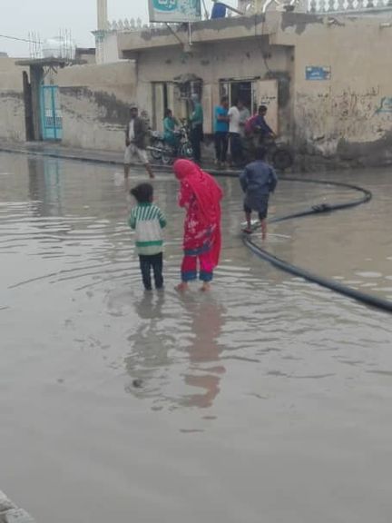 فرماندار: صدها خانواده در کنارک در پی ورود آب به خانههایشان نمیتوانند به خانه بروند