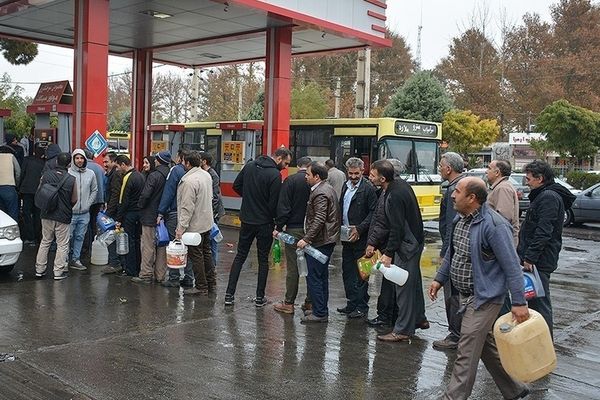 مواطنون إيرانيون: ارتفاع أسعار البنزين صدمة جديدة لموائد تزداد صِغَرًا يومًا بعد يوم