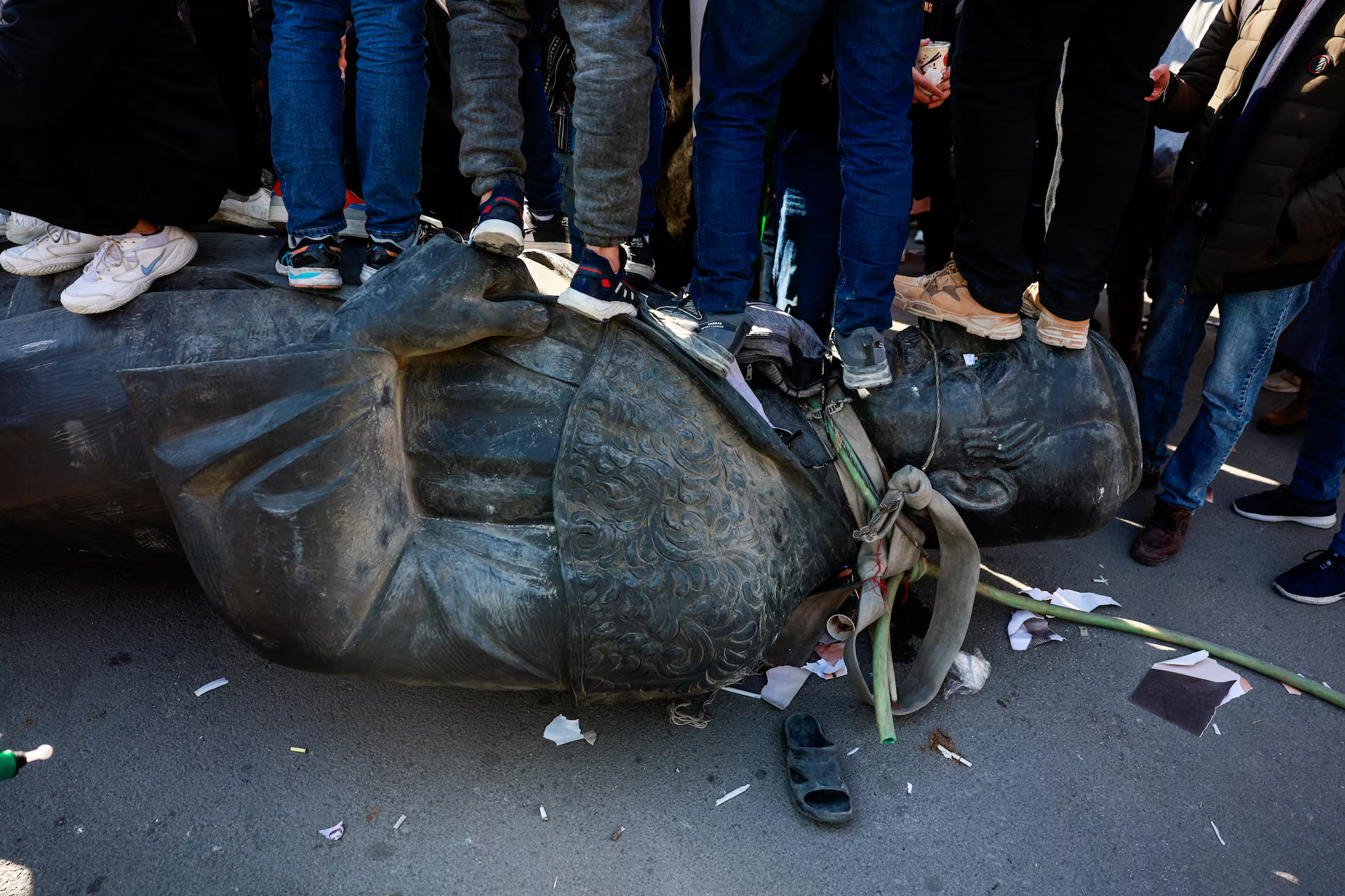 رویترز: دو چهره نزدیک به اسد برای بسیج علوی‌ها و کنترل سواحل سوریه رقابت می‌کنند