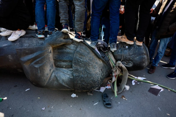 رویترز: دو چهره نزدیک به اسد برای بسیج علویها و کنترل سواحل سوریه رقابت میکنند