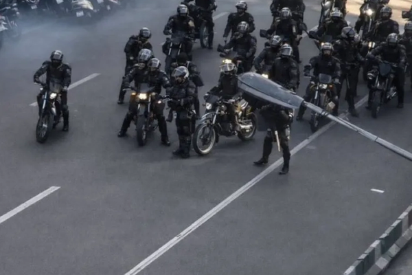 تصعيد الأجواء الأمنية وإضراب التجار في بعض المدن الإيرانية في اليوم الثالث من الاحتجاجات