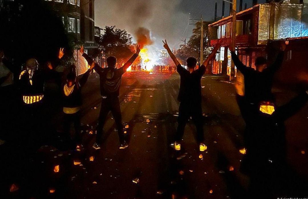 تداوم خیزش انقلابی؛ مردم در محلات مختلف تهران و کرج شعارهای ضد حکومتی سر دادند