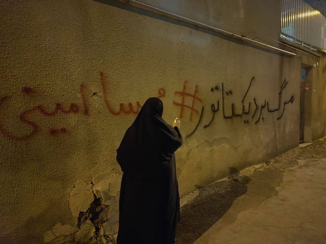 تداوم اعتراضات در شامگاه ۱۸ آذر؛ از تجمعات خیابانی تا آتش زدن حوزه علمیه و دکل مخابراتی