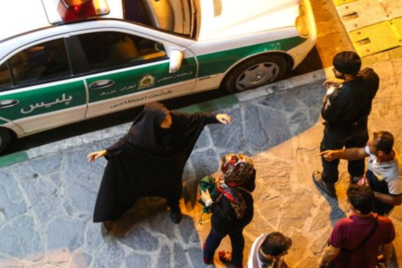 عفو بینالملل برای گزارش موارد برخورد حکومت با زنان در زمینه حجاب اجباری فراخوان داد