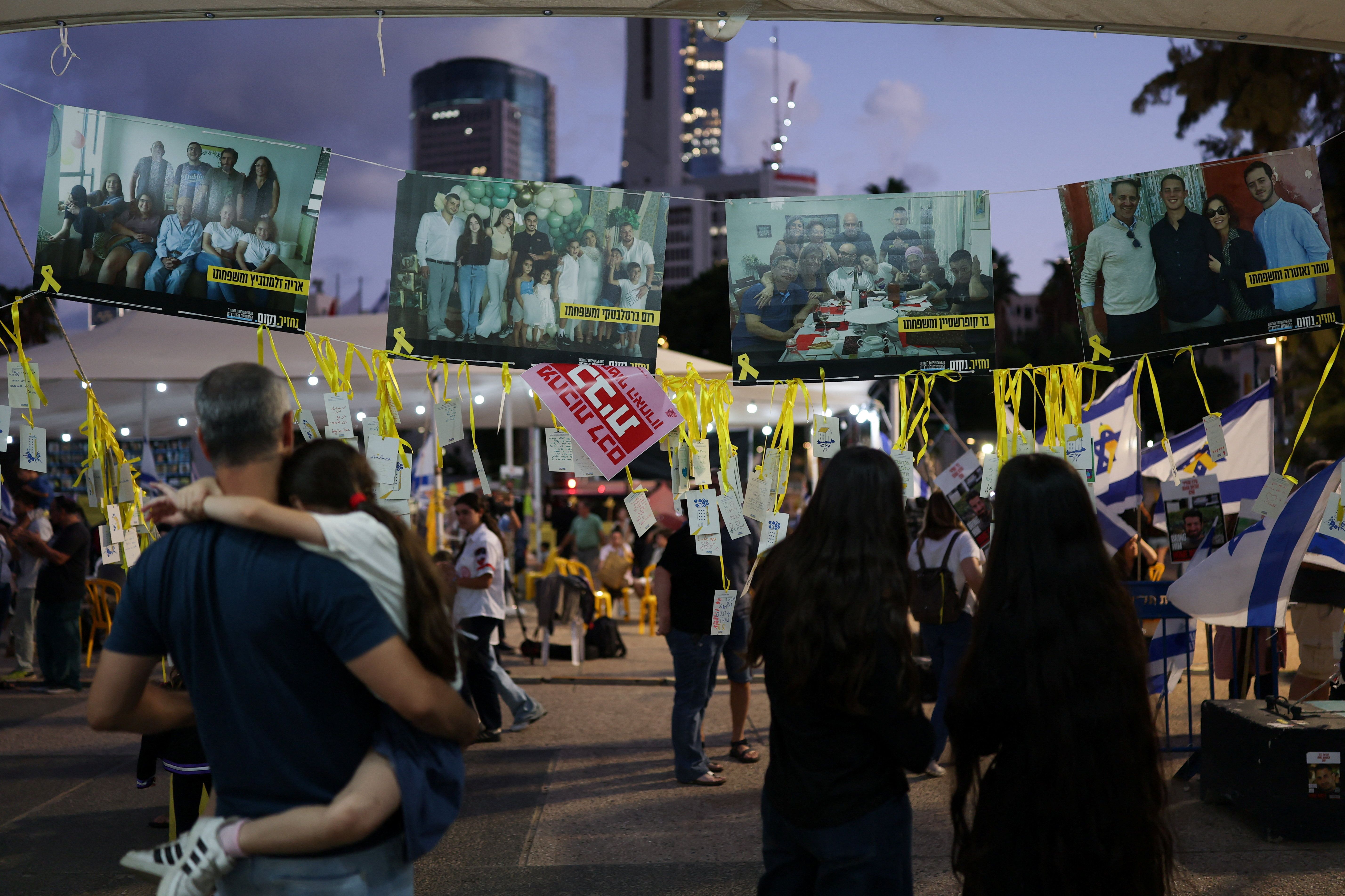 گروهی از شهروندان، در انتظار آزادی گروگان‌ها شب را در میدان گروگان‌های تل‌آویو سپری کردند