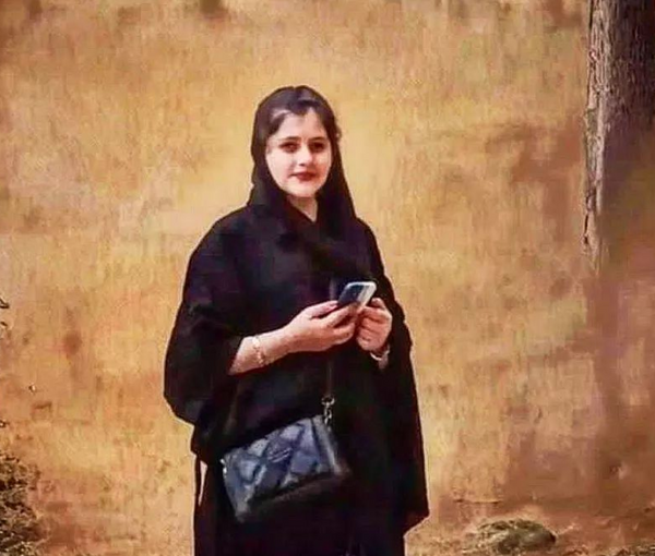 عائلة مهسا أميني تعلن عزمها إحياء الذكرى السنوية لمقتل ابنتهم على يد الأمن الإيراني