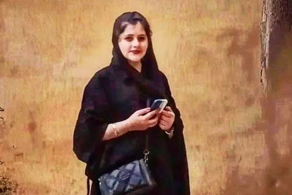 عائلة مهسا أميني تعلن عزمها إحياء الذكرى السنوية لمقتل ابنتهم على يد الأمن الإيراني