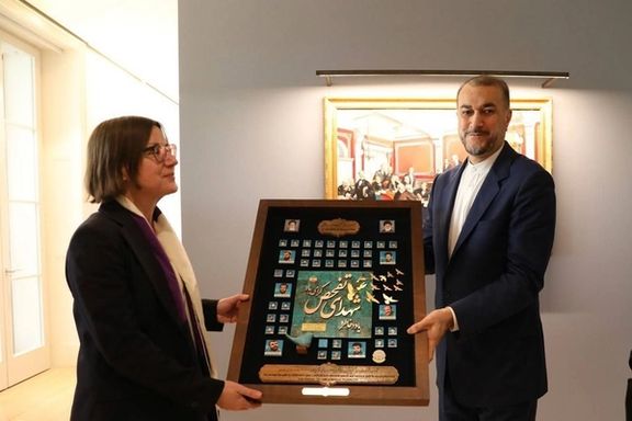 امیر عبداللهیان، لوحی درباره «کشتهشدگان جنگ ایران و عراق» را به رییس کمیته صلیب سرخ داد