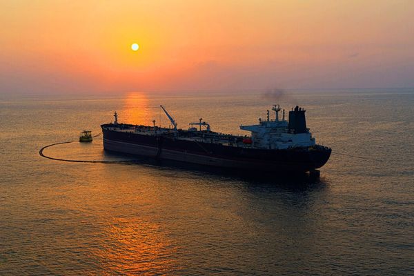 Global oil glut, price drop spell more trouble for Iran next year