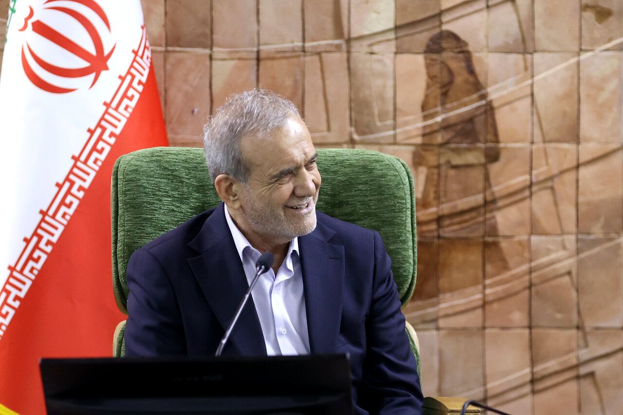 مسعود پزشکیان: «در اتاق‌ها مثلا تا دلت بخواهد از آن لامپ‌ها روشن است، هر کدام این ها را نصف کنیم، آن وقت ما اصلا مشکل برق پیدا نمی‌کنیم»/  ۲۵ اردیبهشت ۱۴۰۴، کرمانشاه.