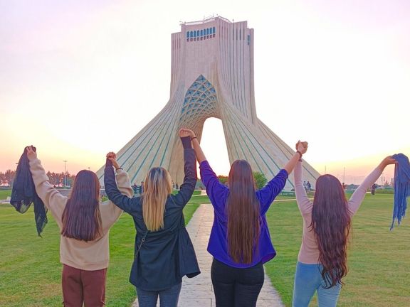 لذت آزادی بدون حجاب اجباری در مقابل میدان آزادی