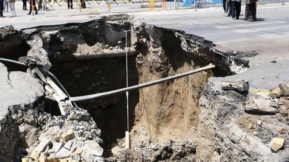 قسمتی از زمین شهرک ولیعصر تهران پس از بارندگی، یکونیم متر فرونشست