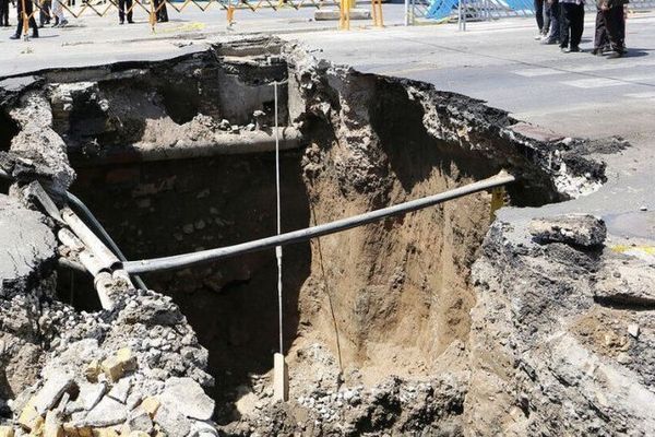 هبوط أرضي مفاجئ بعمق متر ونصف في بلدة ولي عصر السكنية جنوب طهران عقب هطول الأمطار