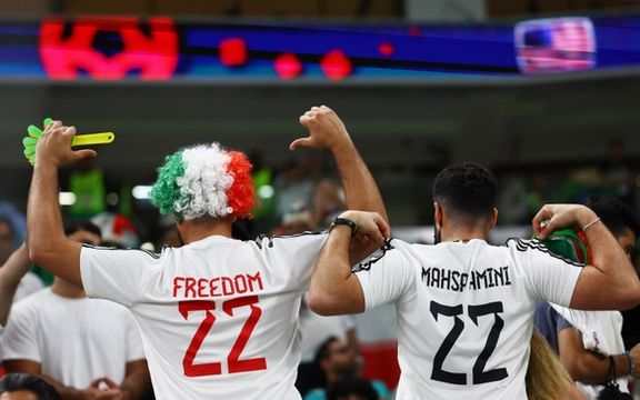 نام مهسا امینی و آزادی روی پیراهن هواداران ایرانی در ورزشگاه قطر