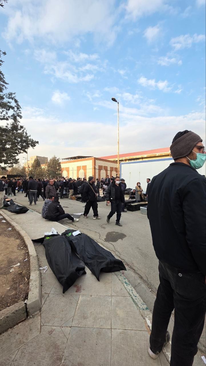 مخاطب: مقام‌ها تلاش می‌کنند در گلستان خانواده‌ جان‌باختگان را با کارت ۵ میلیونی تطمیع کنند