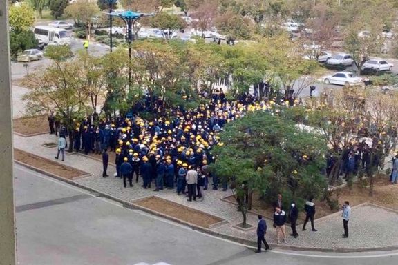 A gathering of striking workers at Esfahan Steel Company (November 15)