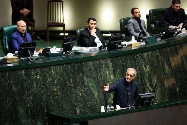 وسط غموض بشأن موافقة مجتبى خامنئي.. الرئيس الإيراني يرشّح خبير صواريخ وزيرًا للدفاع