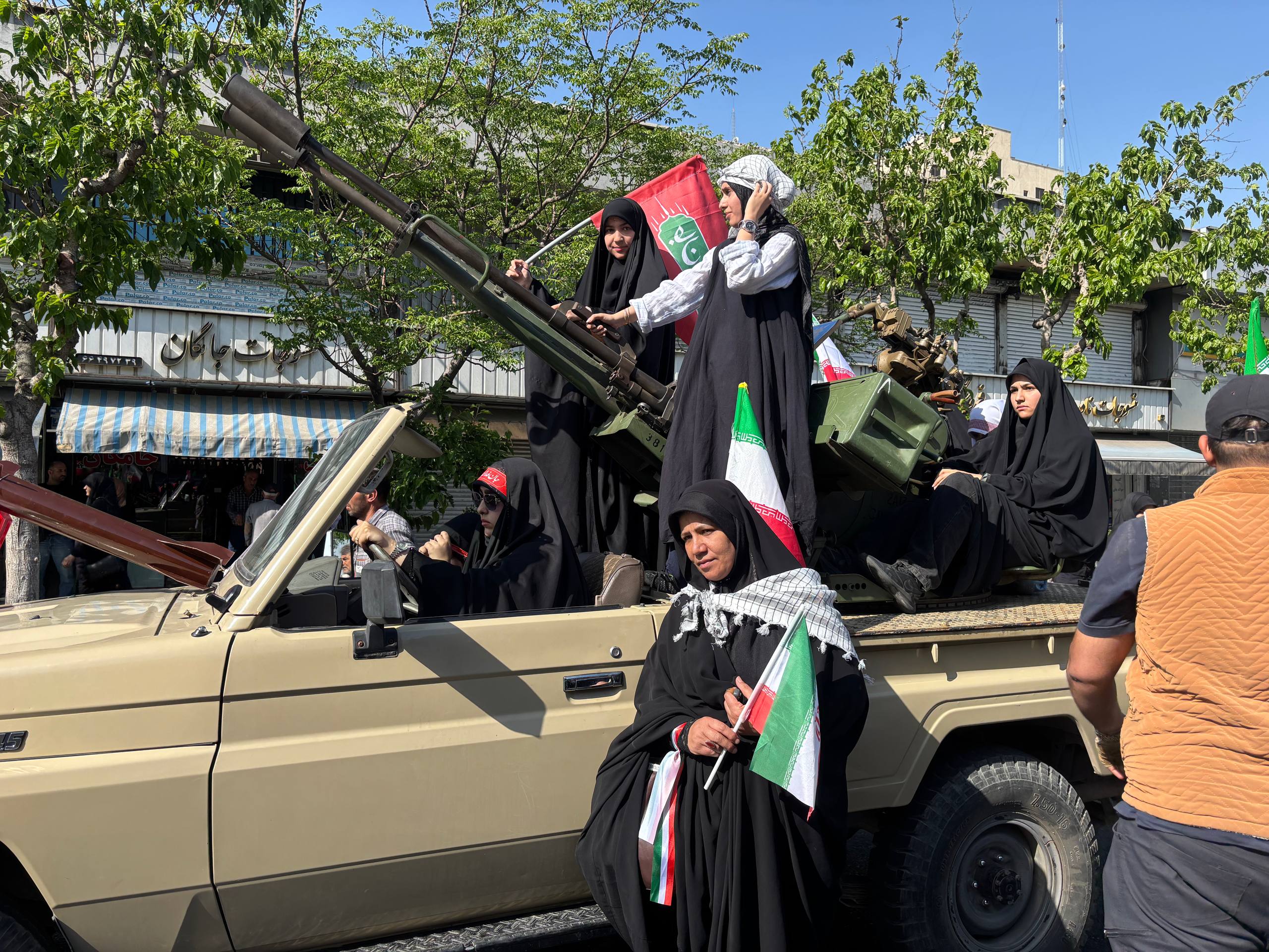 سندرم جهان موازی؛ از حسین شریعتمداری‌ها تا رجزخوانان خیابانی