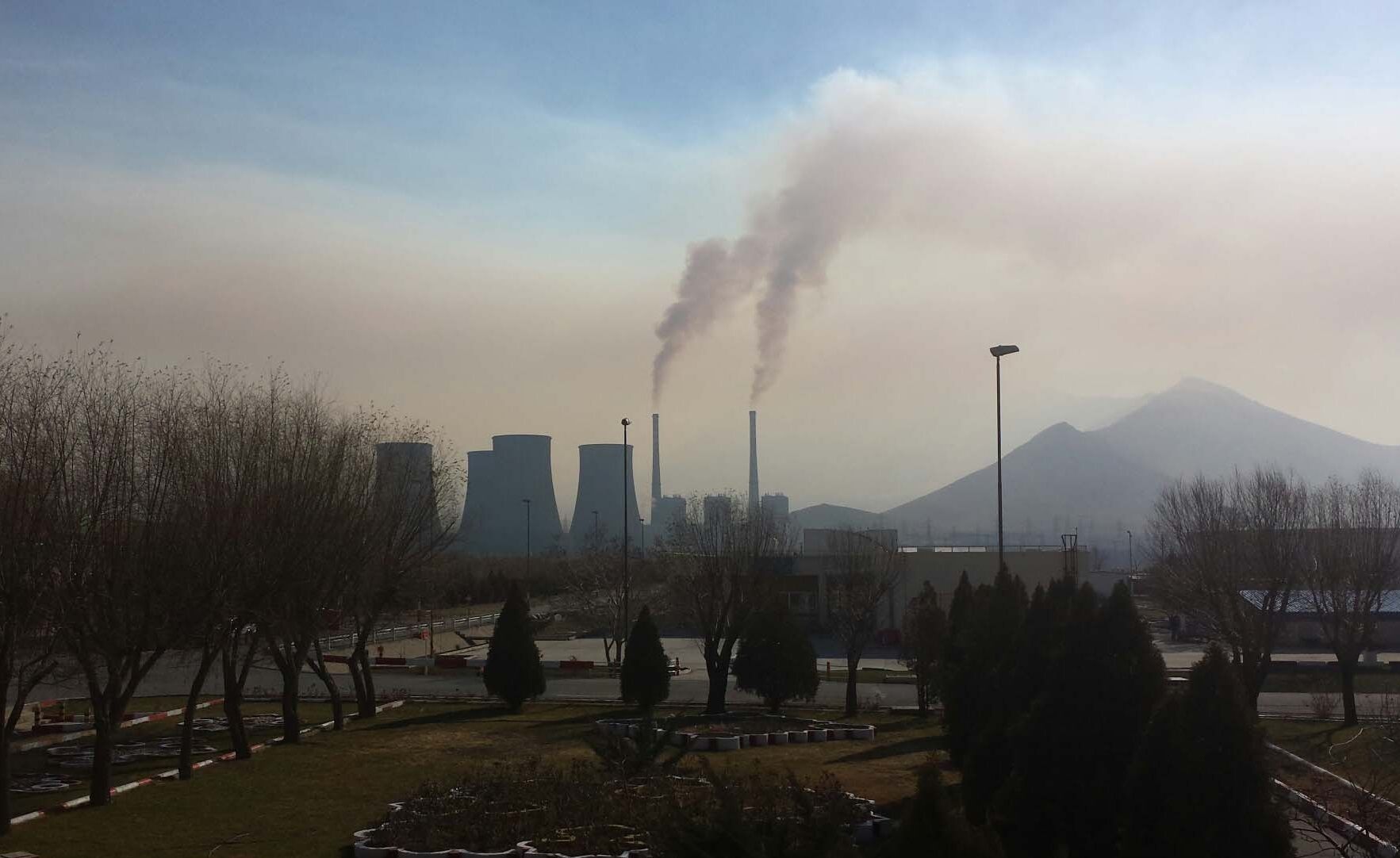 Smoke from burning mazut in Shazand Arak Oil Refinery   