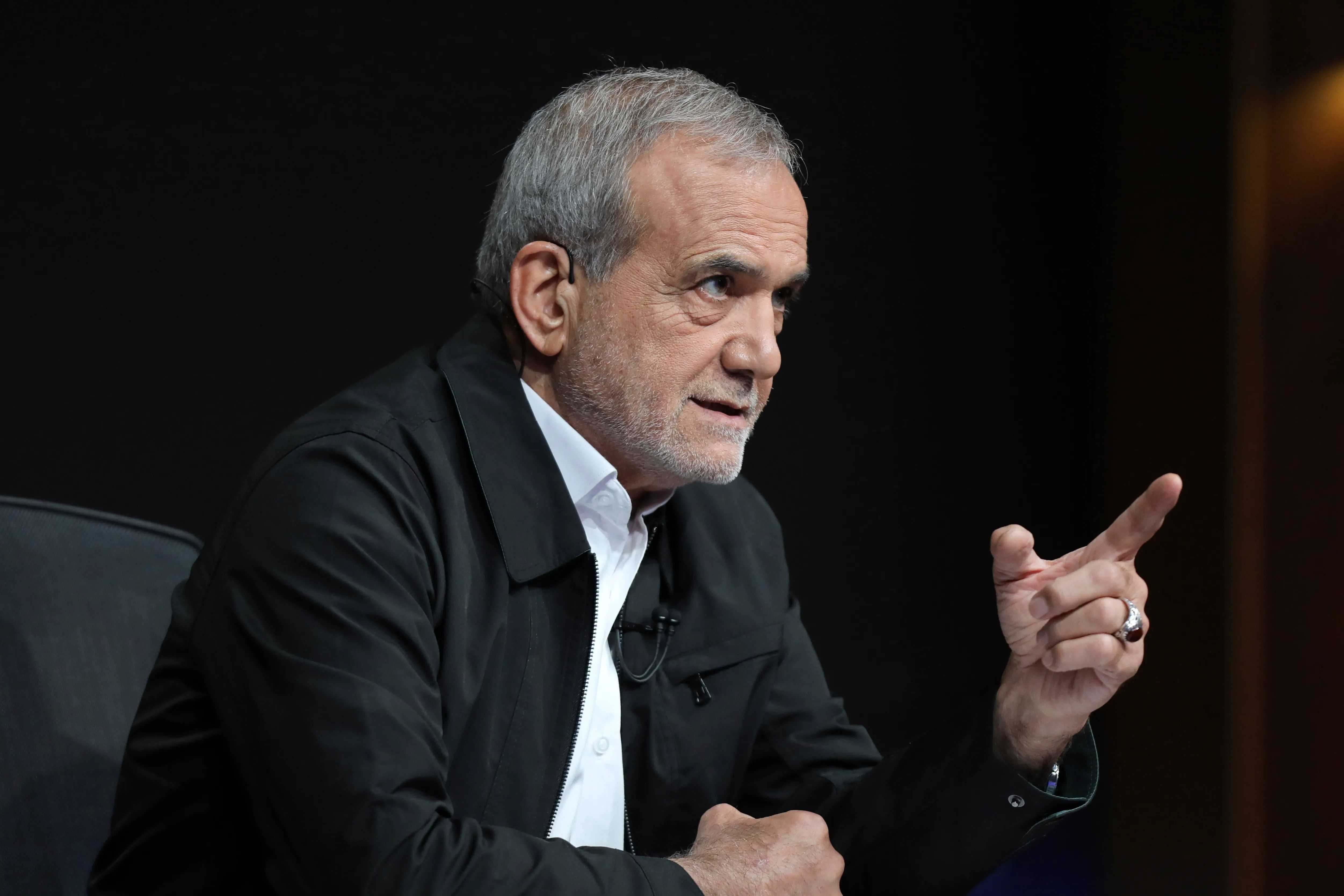 الرئيس الإيراني: لا يمكن أن يتصرف الرئيس كما يشاء دون التزام برؤية خامنئي