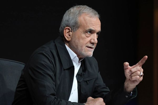 الرئيس الإيراني: لا يمكن أن يتصرف الرئيس كما يشاء دون التزام برؤية خامنئي